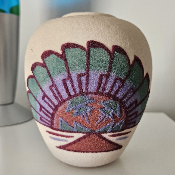 Native American Sand Painting Vase - Picture 11 of 12